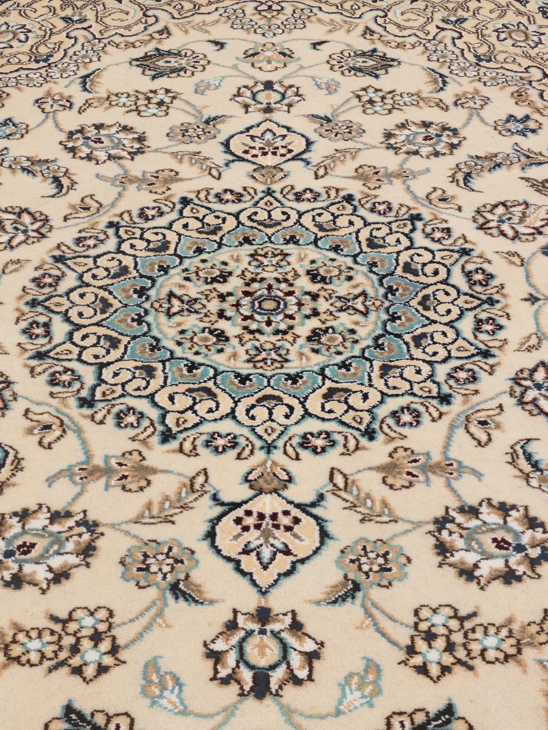 Handgeknoopt Nain Fine 9La tapijt met floraal medaillon in beige en blauw