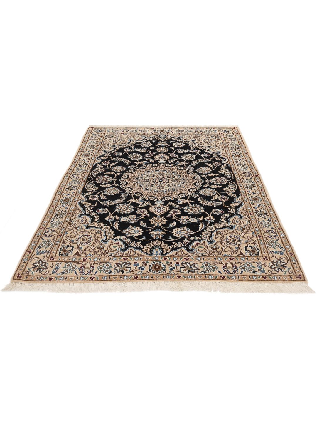 Un tapis Nain Fine 9La noué à la main provenant du Moyen-Orient avec un champ noir et des motifs floraux.