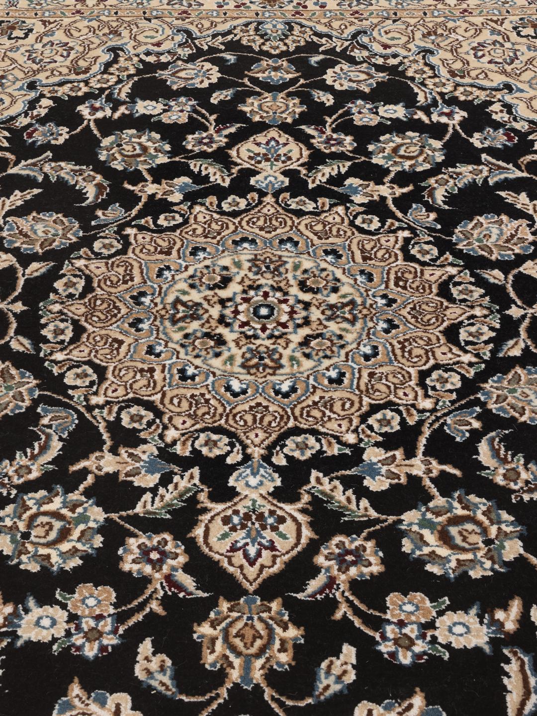 Un tapis Nain Fine 9La noué à la main provenant du Moyen-Orient avec un champ noir et des motifs floraux.