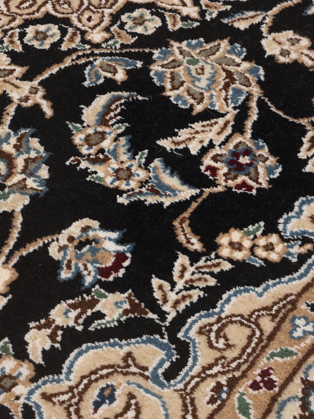 Un tapis Nain Fine 9La noué à la main provenant du Moyen-Orient avec un champ noir et des motifs floraux.