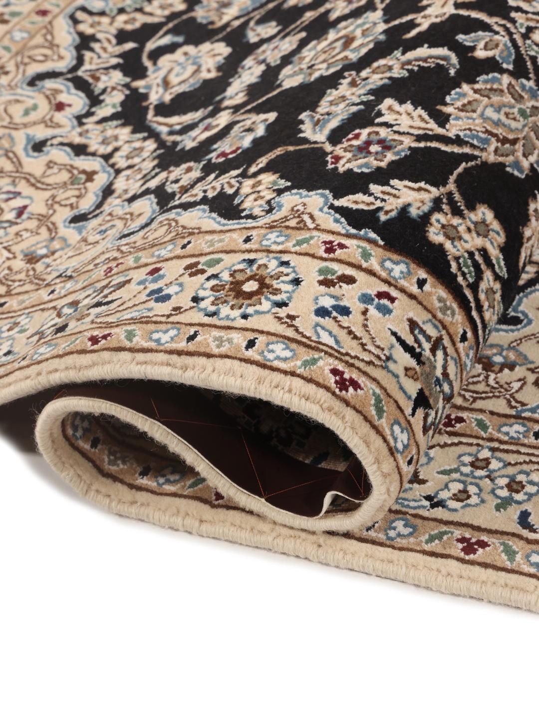 Un tapis Nain Fine 9La noué à la main provenant du Moyen-Orient avec un champ noir et des motifs floraux.