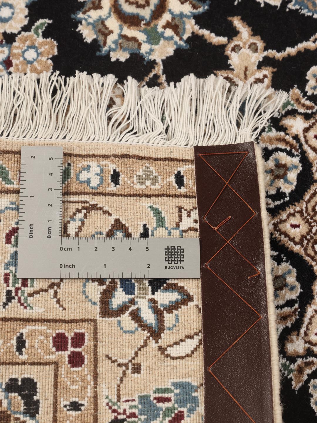 Un tapis Nain Fine 9La noué à la main provenant du Moyen-Orient avec un champ noir et des motifs floraux.