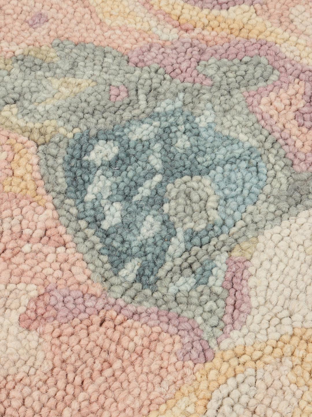 Beige rond vloerkleed met bloemenpatroon