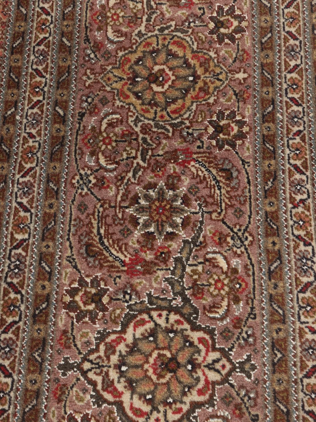 Een groot, handgeknoopt Tabriz-tapijt met een bruin veld en een ingewikkeld centraal medaillon.