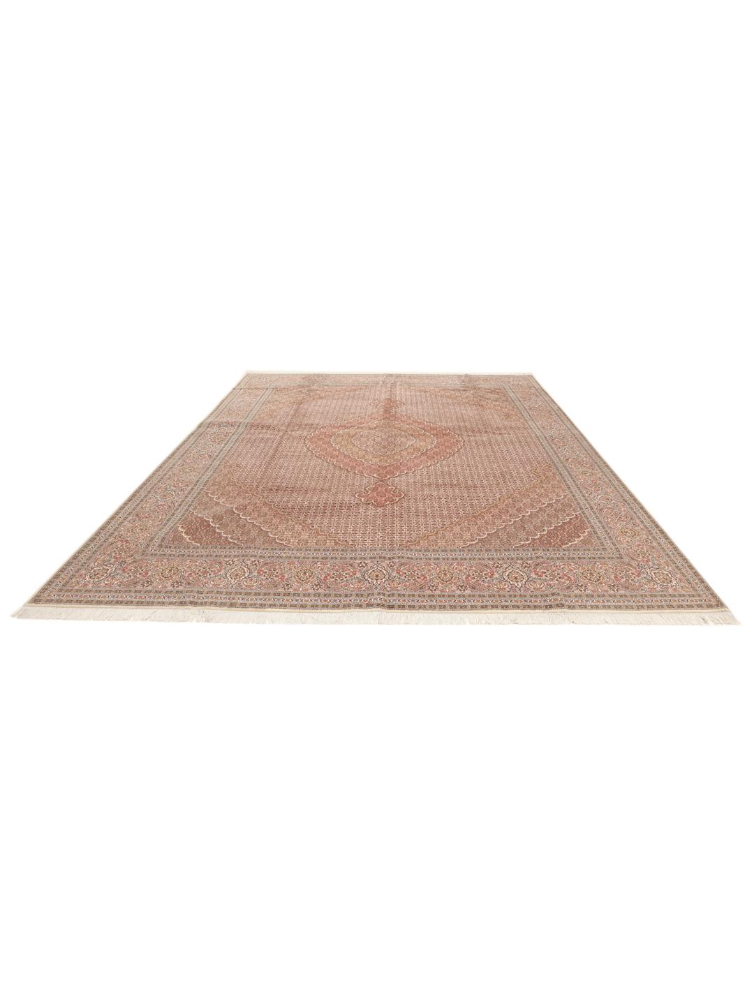 Een groot, handgeknoopt Tabriz-tapijt met een bruin veld en een ingewikkeld centraal medaillon.