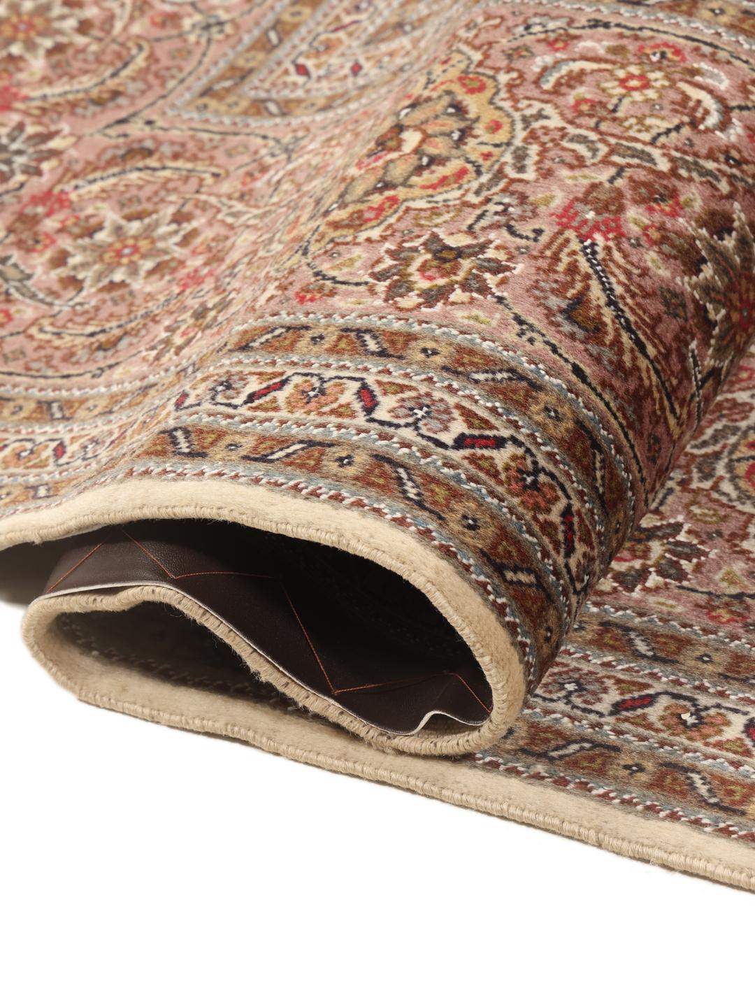 Een groot, handgeknoopt Tabriz-tapijt met een bruin veld en een ingewikkeld centraal medaillon.