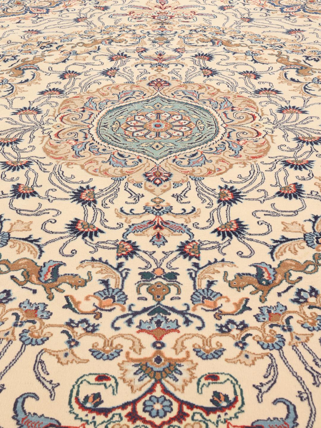 Een handgeknoopt Moud-tapijt uit het Midden-Oosten met een beige achtergrond en bloemmotieven.
