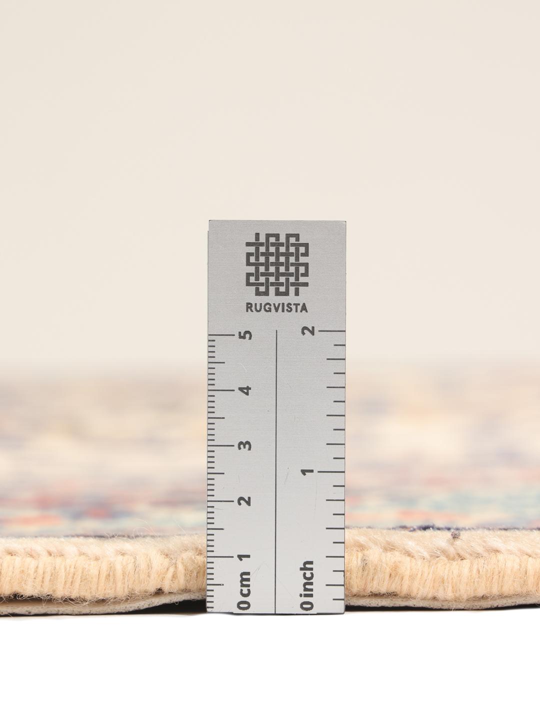 Een handgeknoopt Moud-tapijt uit het Midden-Oosten met een beige achtergrond en bloemmotieven.