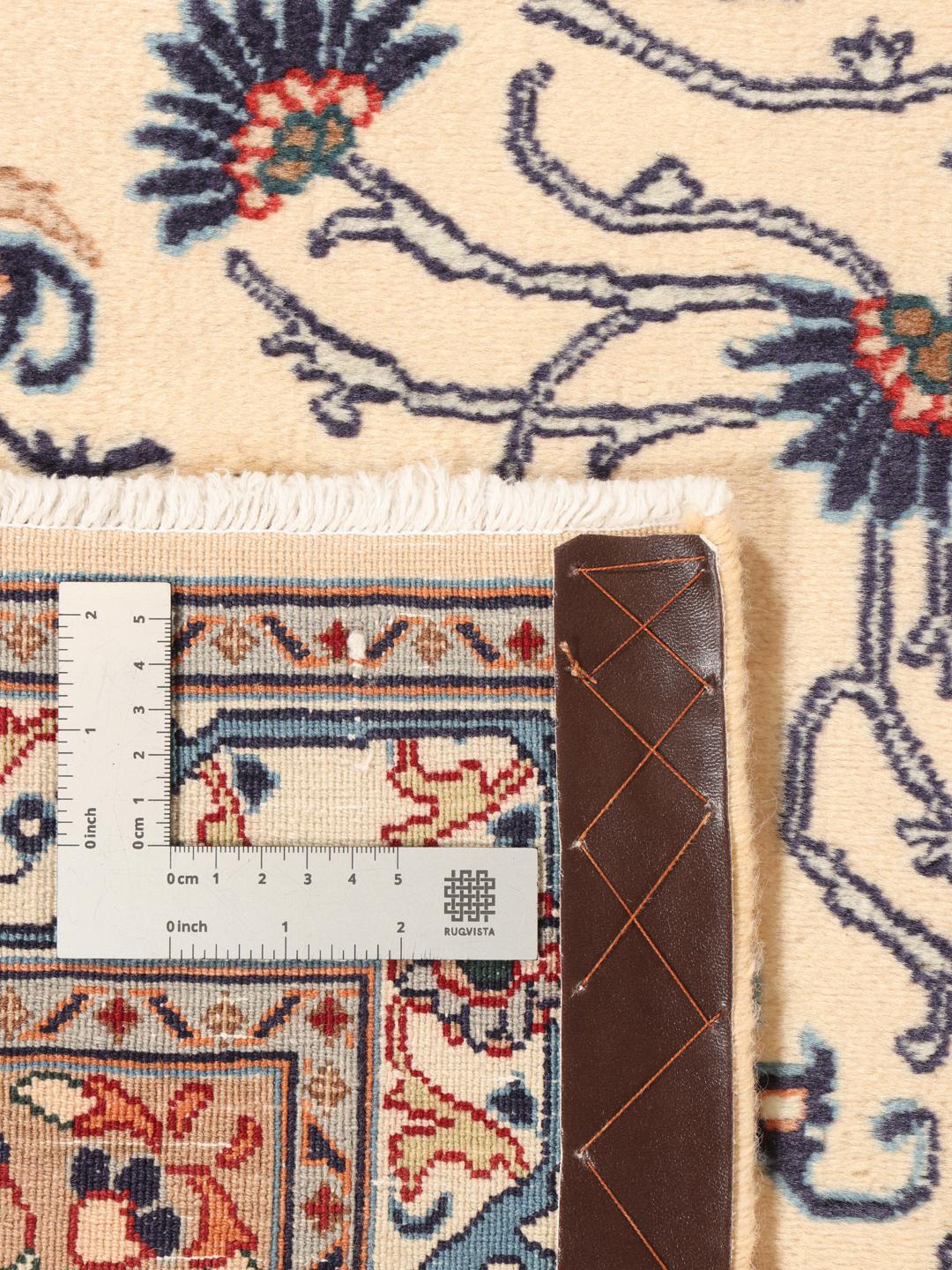 Een handgeknoopt Moud-tapijt uit het Midden-Oosten met een beige achtergrond en bloemmotieven.