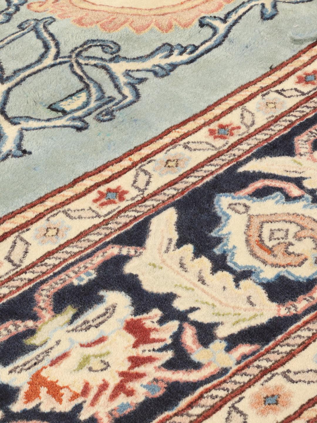 Handgeknoopt wollen tapijt uit het Midden-Oosten met een blauw en crèmekleurig medaillondesign
