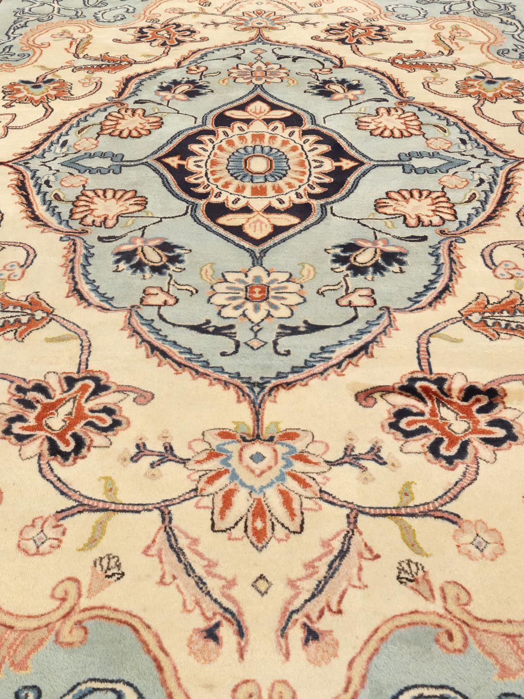 Handgeknoopt wollen tapijt uit het Midden-Oosten met een blauw en crèmekleurig medaillondesign