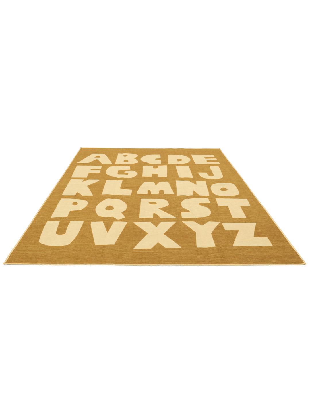 Mosterdgeel vloerkleed met een alfabetpatroon