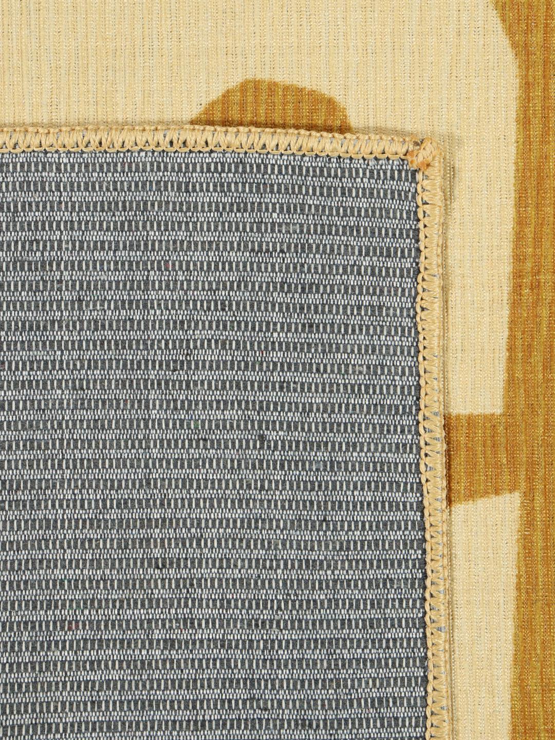 Mosterdgeel vloerkleed met een alfabetpatroon