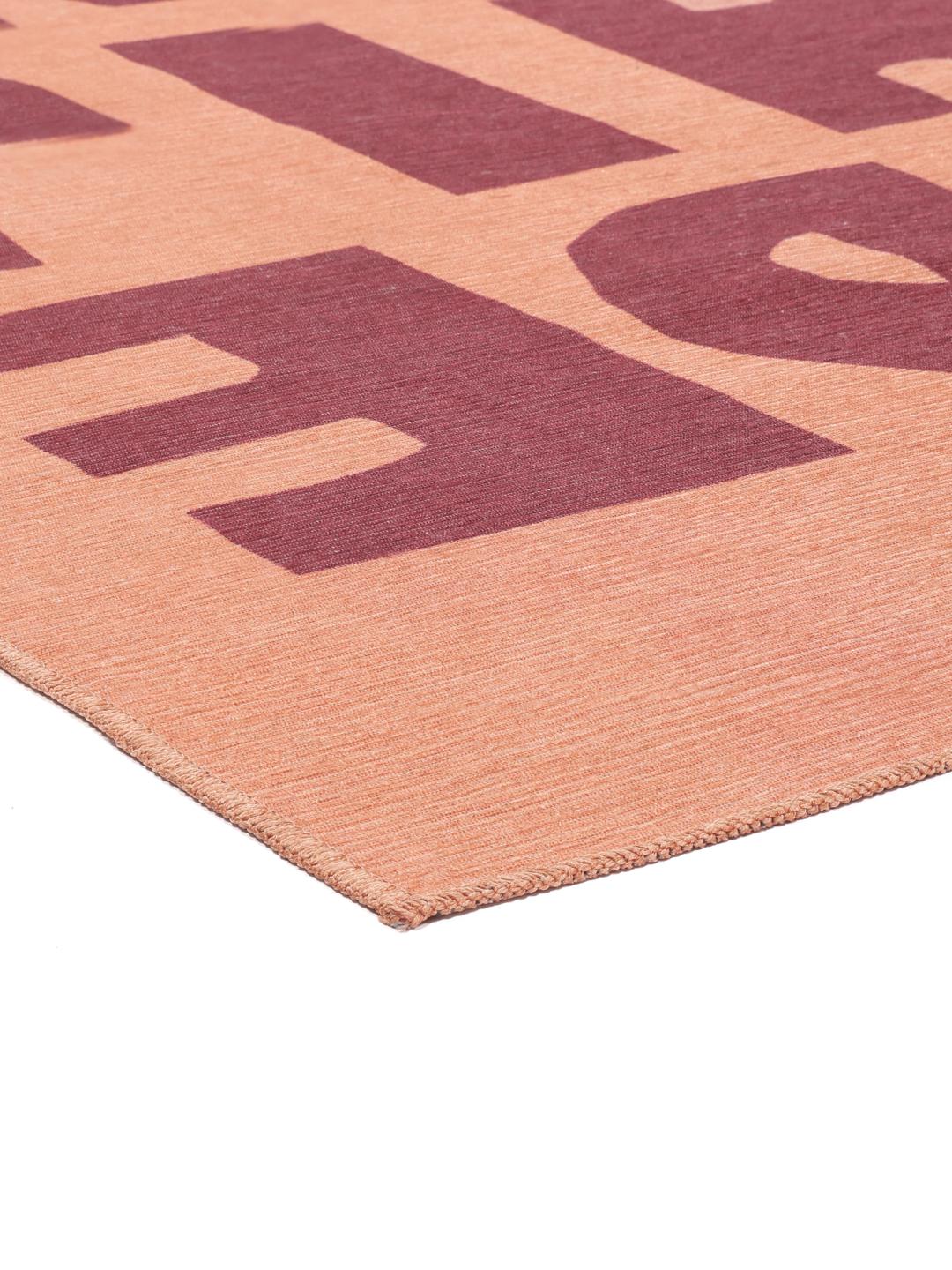 Roze vloerkleed met het alfabet