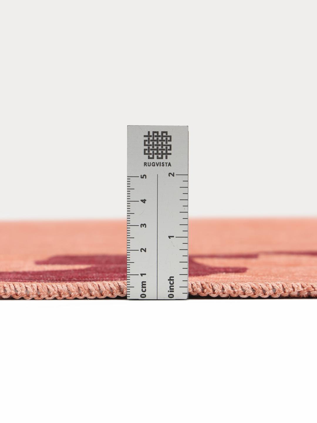 Roze vloerkleed met het alfabet