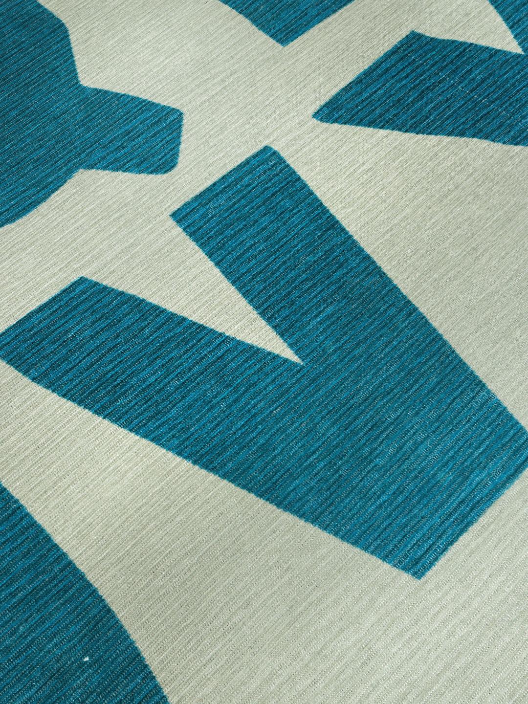 Lichtgroen vloerkleed met bedrukte alfabetletters