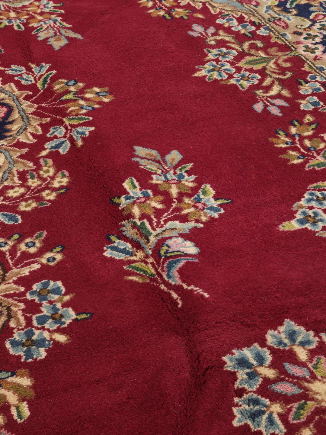 Handgeknoopt Kerman tapijt uit het Midden-Oosten in dieprood met bloemenmedaillonpatronen