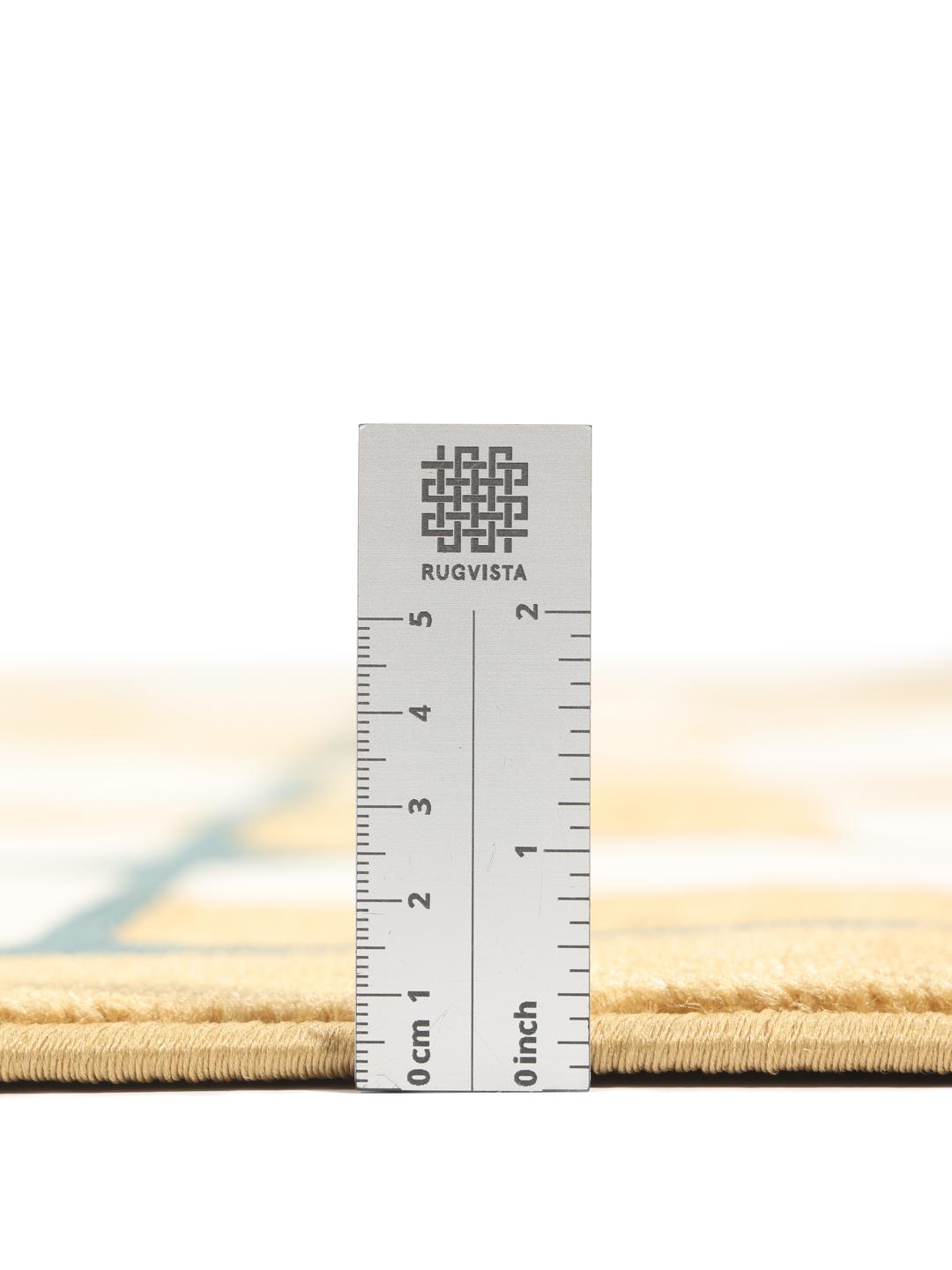Mosterdgeel tapijt met een herhalend geometrisch patroon