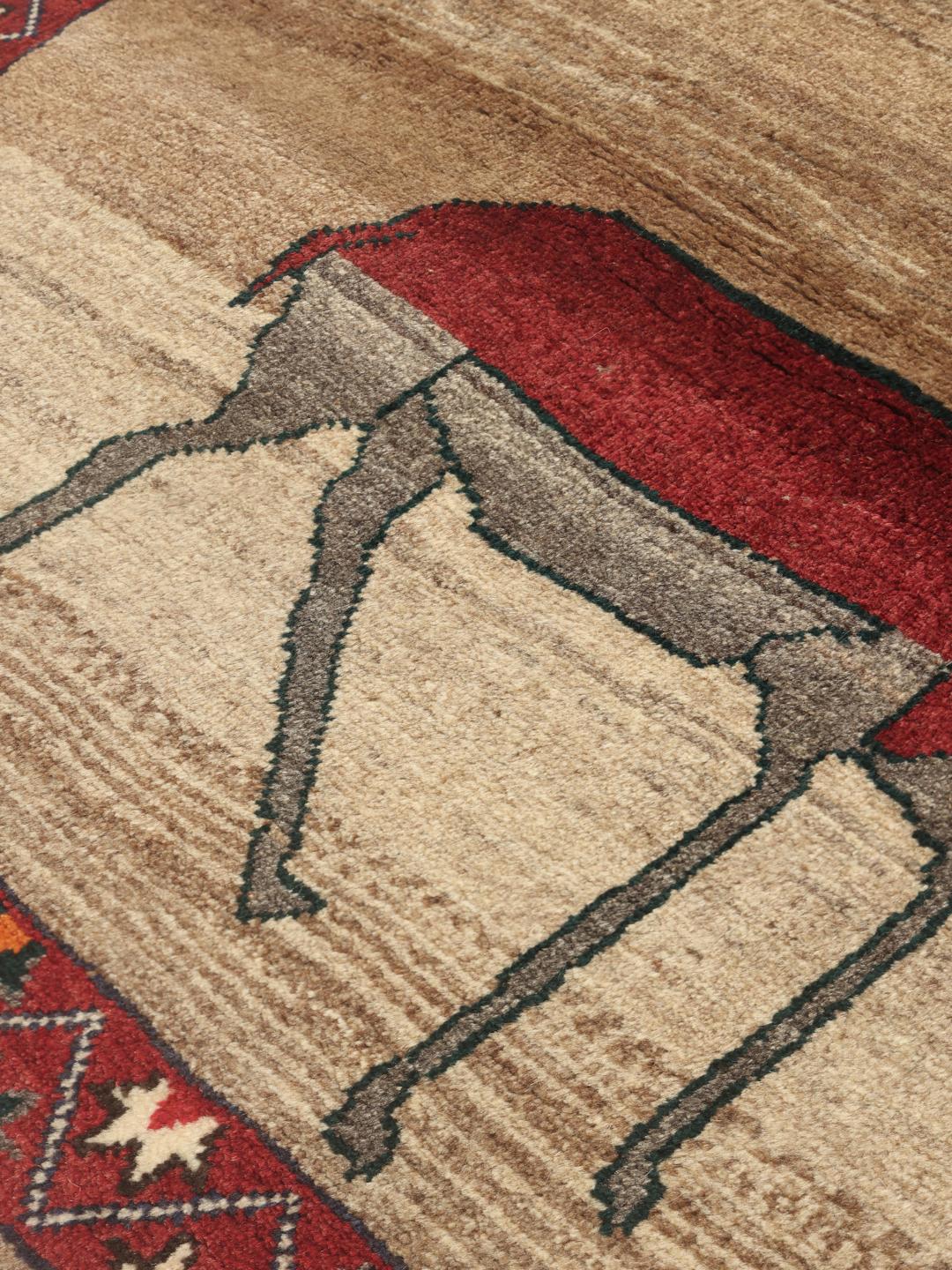 Håndknyttet beige tæppe med dyremotiver fra Mellemøsten