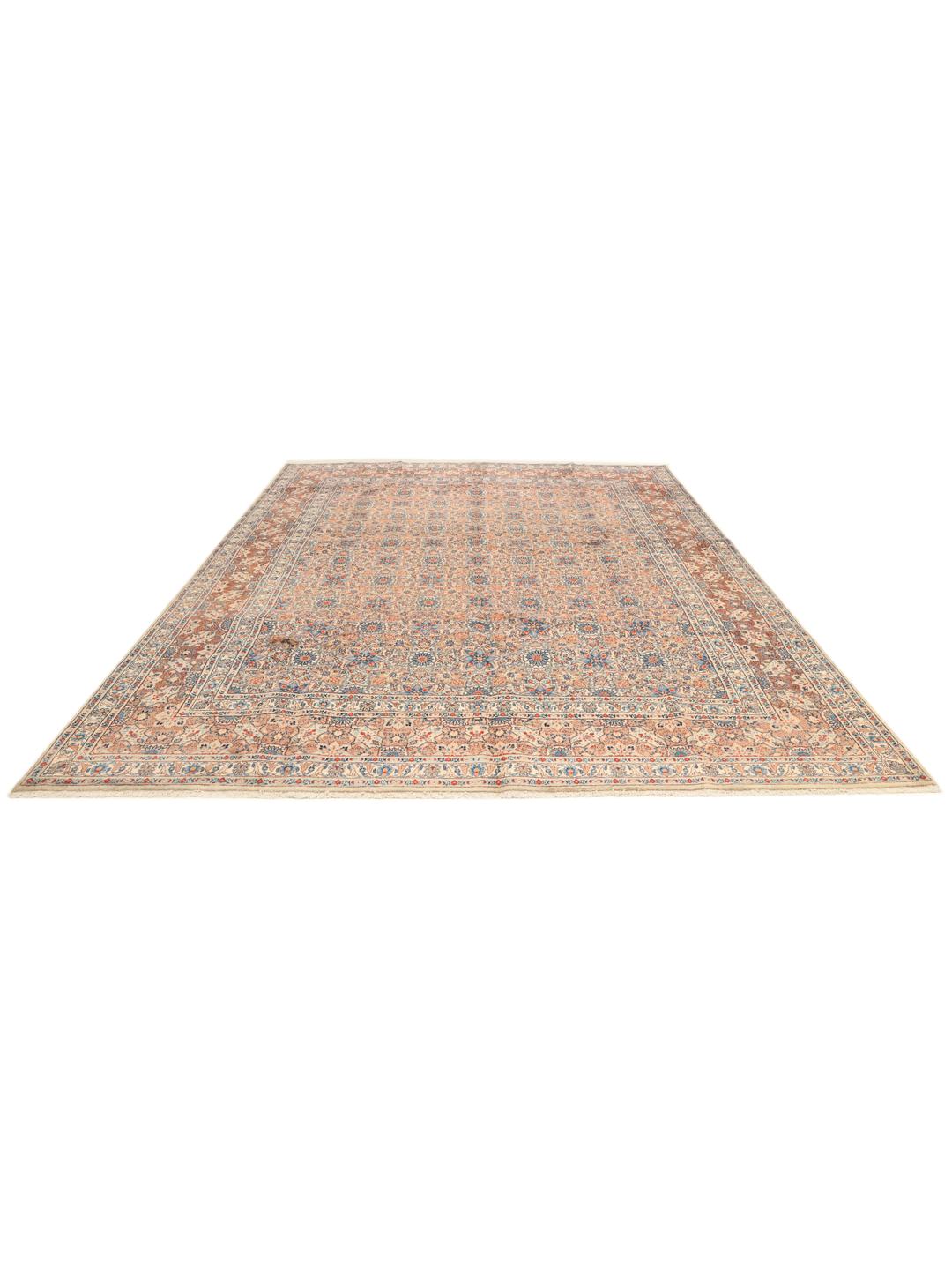Een groot rechthoekig handgeknoopt Moud tapijt uit het Midden-Oosten met een bloemenpatroon in beige, blauw en rood.