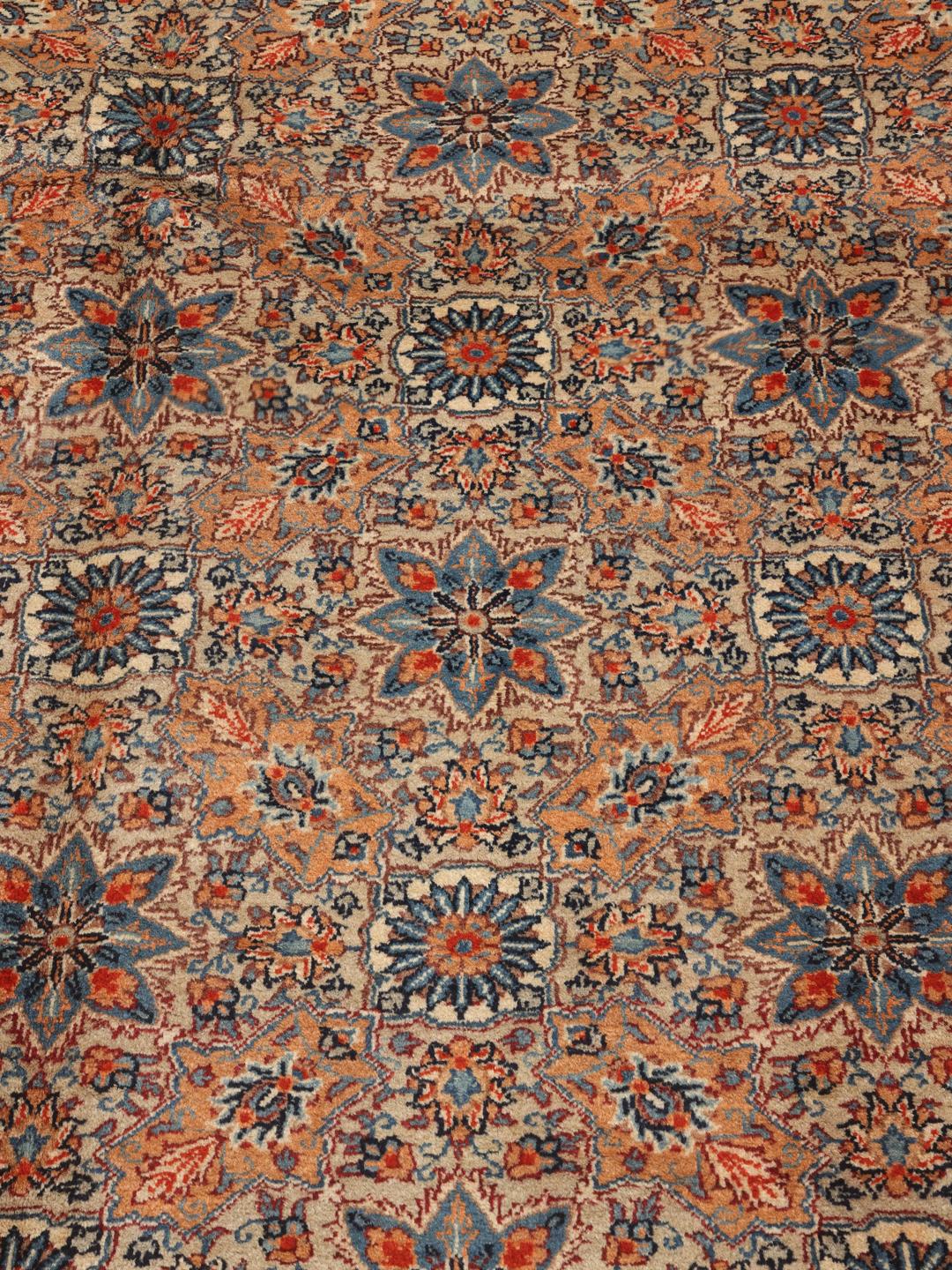 Een groot rechthoekig handgeknoopt Moud tapijt uit het Midden-Oosten met een bloemenpatroon in beige, blauw en rood.