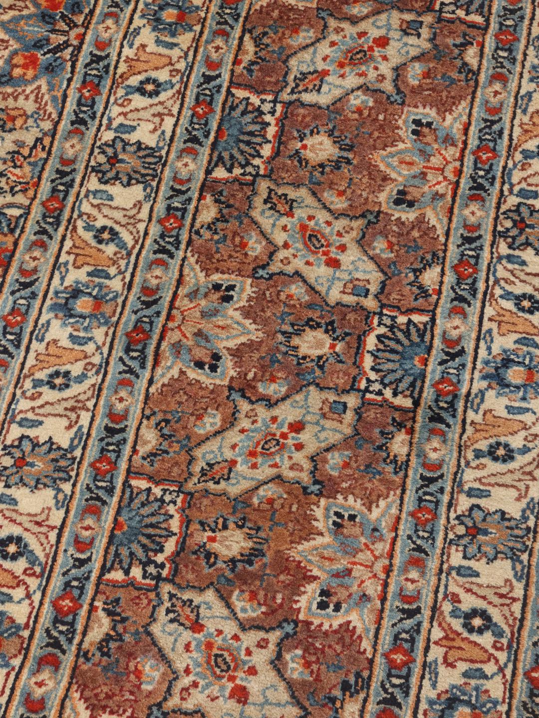 Een groot rechthoekig handgeknoopt Moud tapijt uit het Midden-Oosten met een bloemenpatroon in beige, blauw en rood.