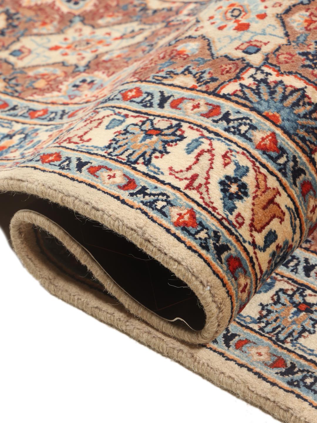 Een groot rechthoekig handgeknoopt Moud tapijt uit het Midden-Oosten met een bloemenpatroon in beige, blauw en rood.
