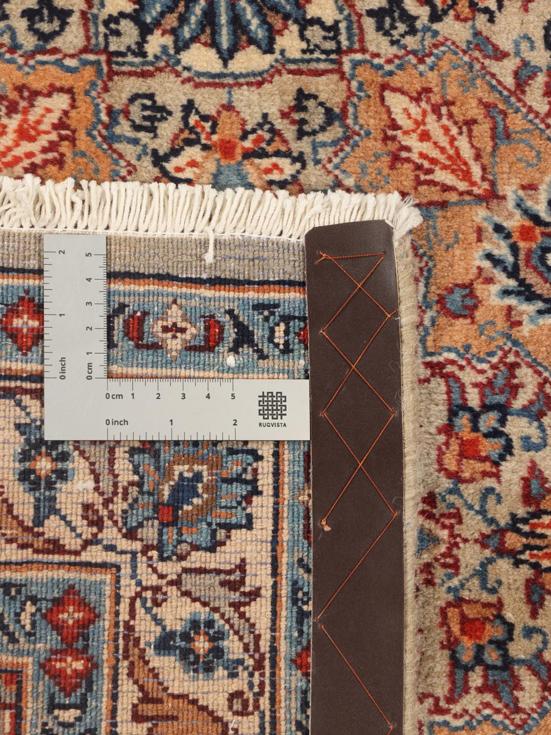 Een groot rechthoekig handgeknoopt Moud tapijt uit het Midden-Oosten met een bloemenpatroon in beige, blauw en rood.