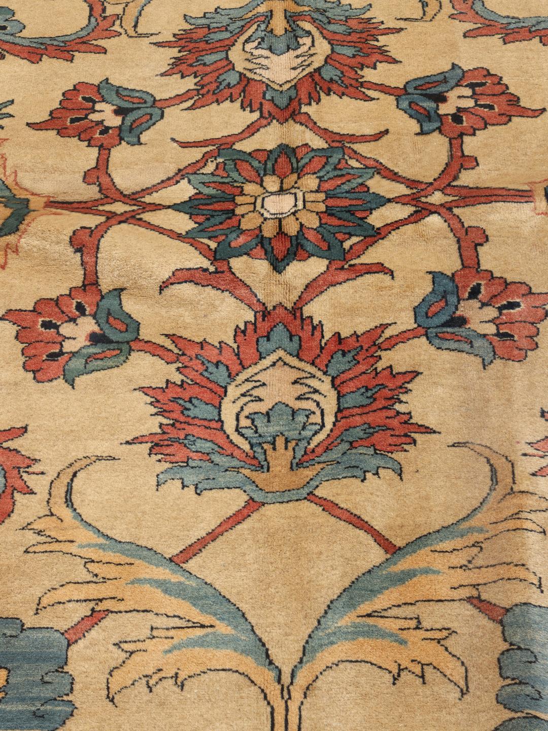 Et stort rektangulært Heriz-tæppe fra Mellemøsten med en beige baggrund og blomstermønstre.
