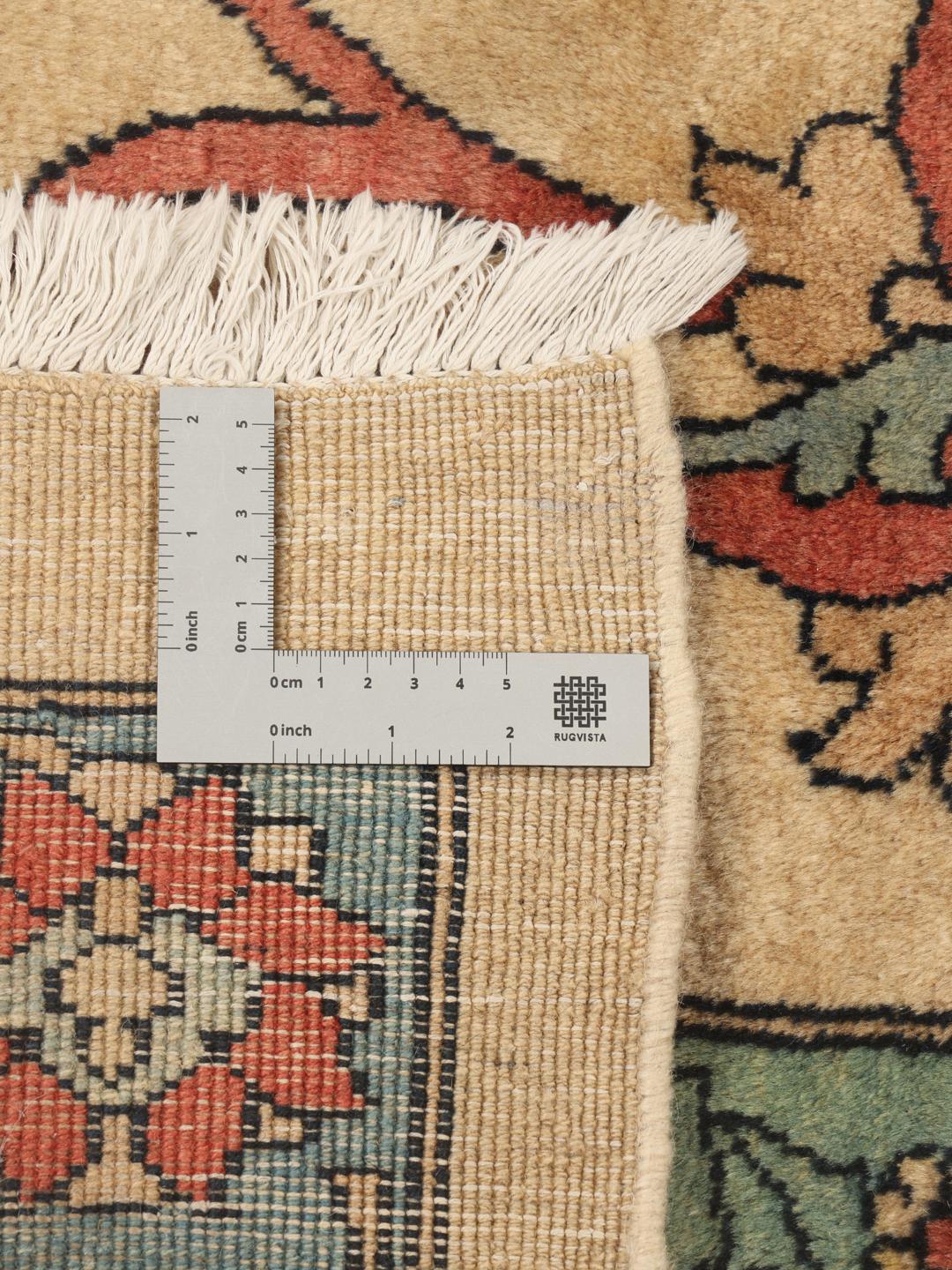 Et stort rektangulært Heriz-tæppe fra Mellemøsten med en beige baggrund og blomstermønstre.