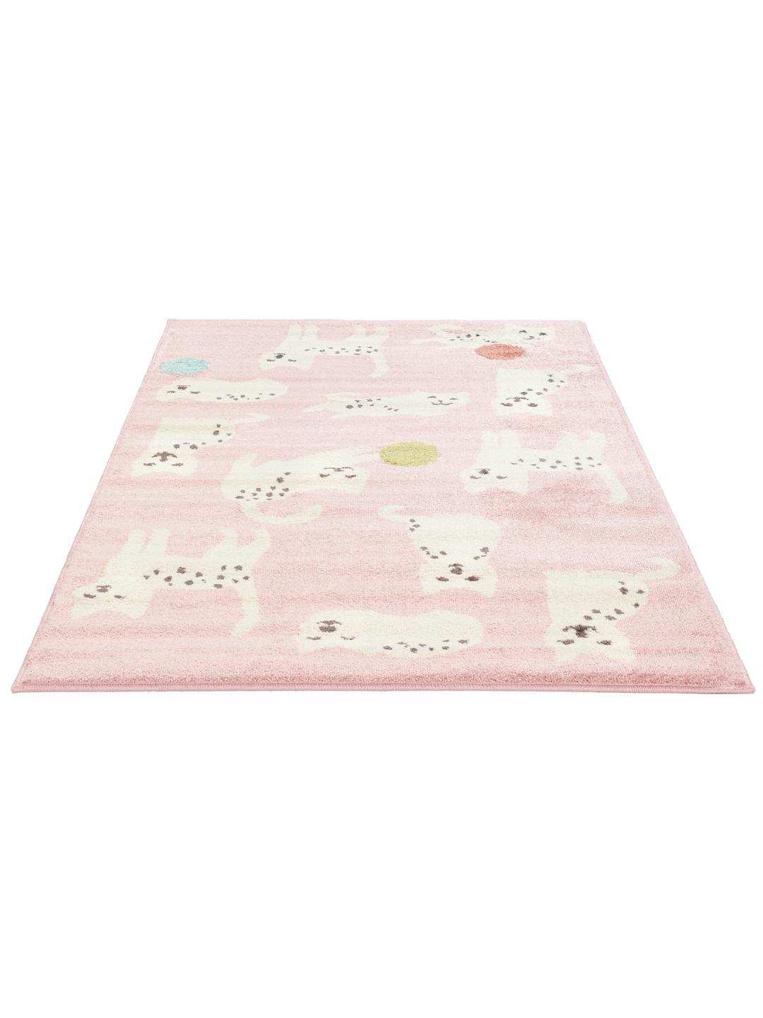 roze tapijt met speelse kattenmotieven en garenbollen