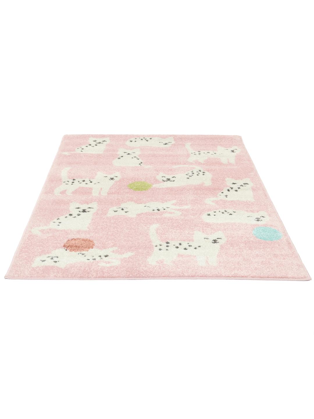 roze tapijt met speelse kattenmotieven en garenbollen
