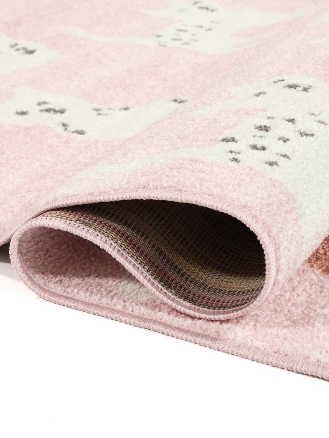 roze tapijt met speelse kattenmotieven en garenbollen
