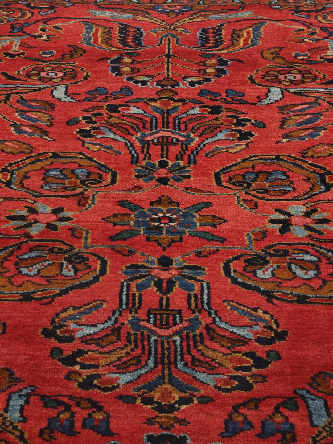 Handgeknoopt Lillian-tapijt met een rood veld en traditionele bloemmotieven uit het Midden-Oosten