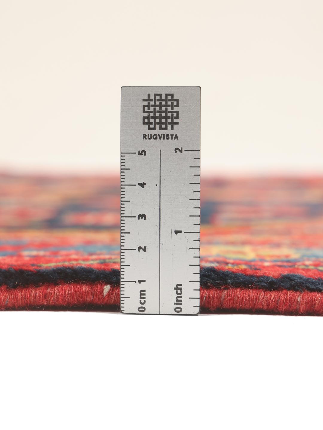 Handgeknoopt Lillian-tapijt met een rood veld en traditionele bloemmotieven uit het Midden-Oosten