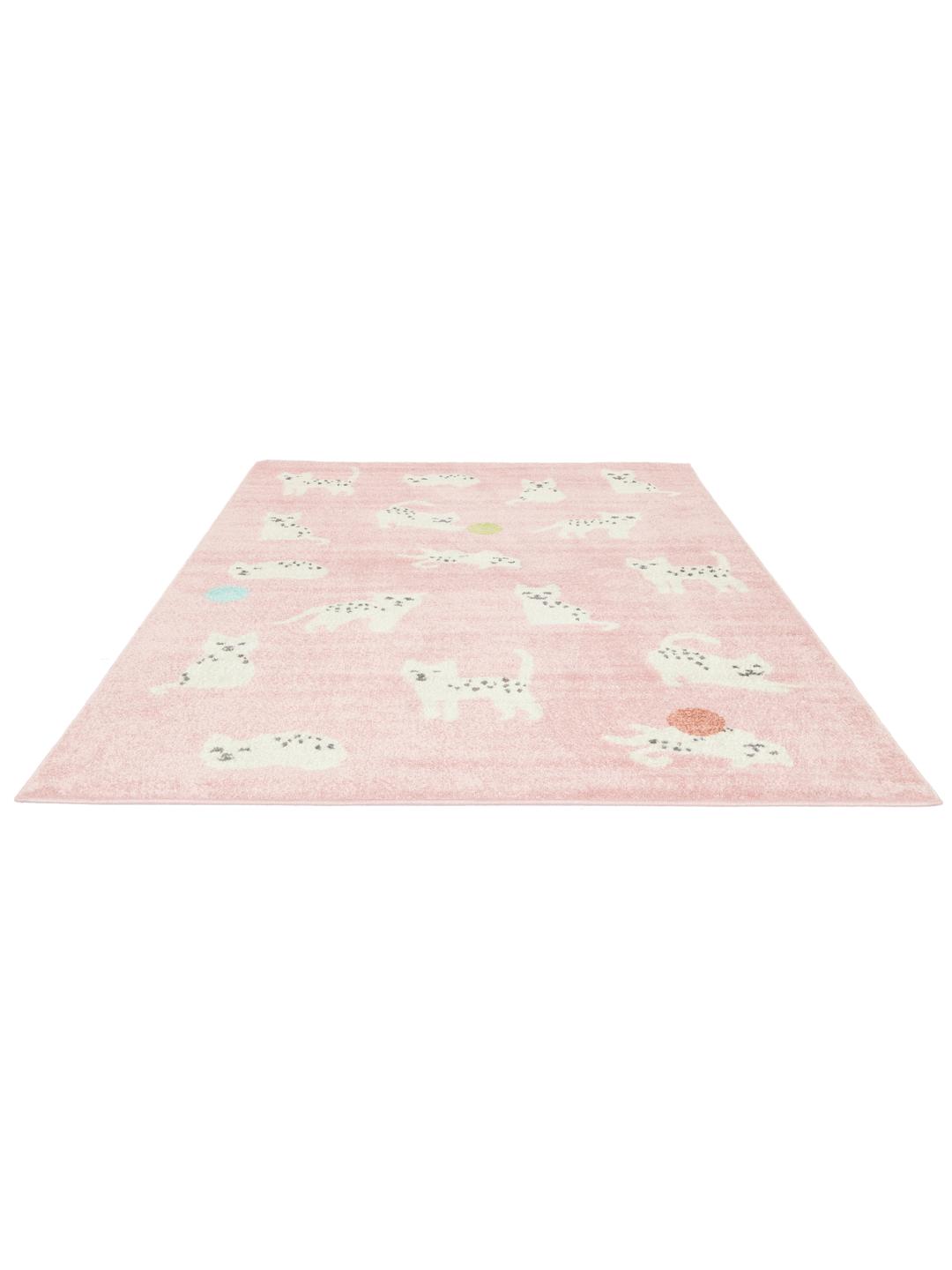 roze tapijt met speelse kattenmotieven en garenbollen