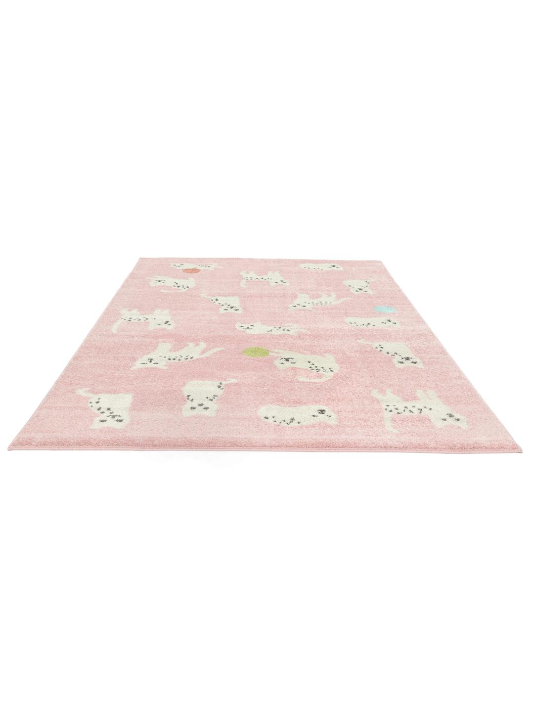 roze tapijt met speelse kattenmotieven en garenbollen