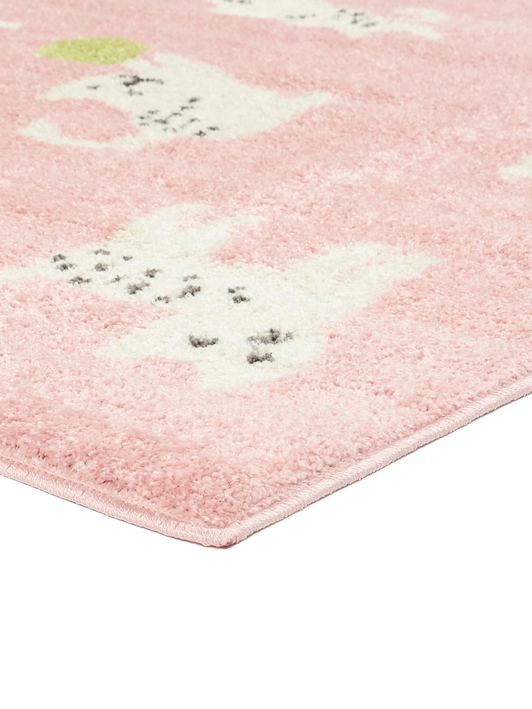 roze tapijt met speelse kattenmotieven en garenbollen