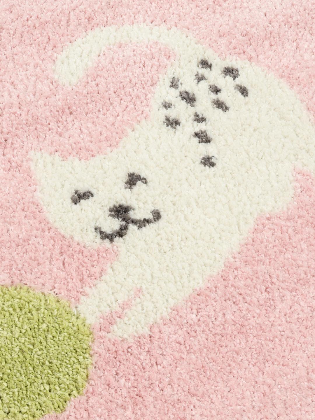 roze tapijt met speelse kattenmotieven en garenbollen