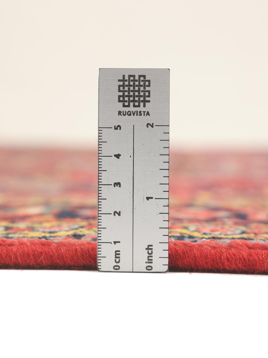 Een handgeknoopt Lillian-tapijt uit het Midden-Oosten met een levendig rood veld en bloemmotieven.