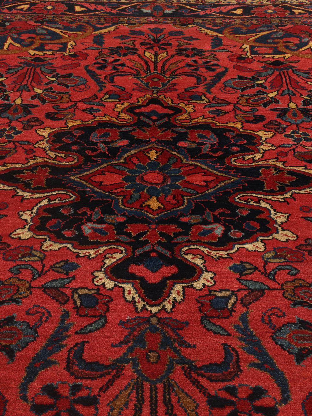 Tapis Mehraban noué à la main provenant du Moyen-Orient dans des tons de rouge et de bleu