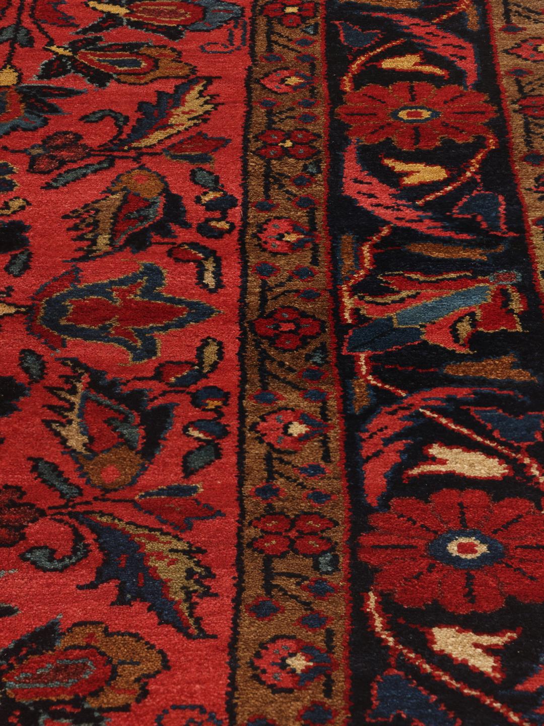 Tapis Mehraban noué à la main provenant du Moyen-Orient dans des tons de rouge et de bleu