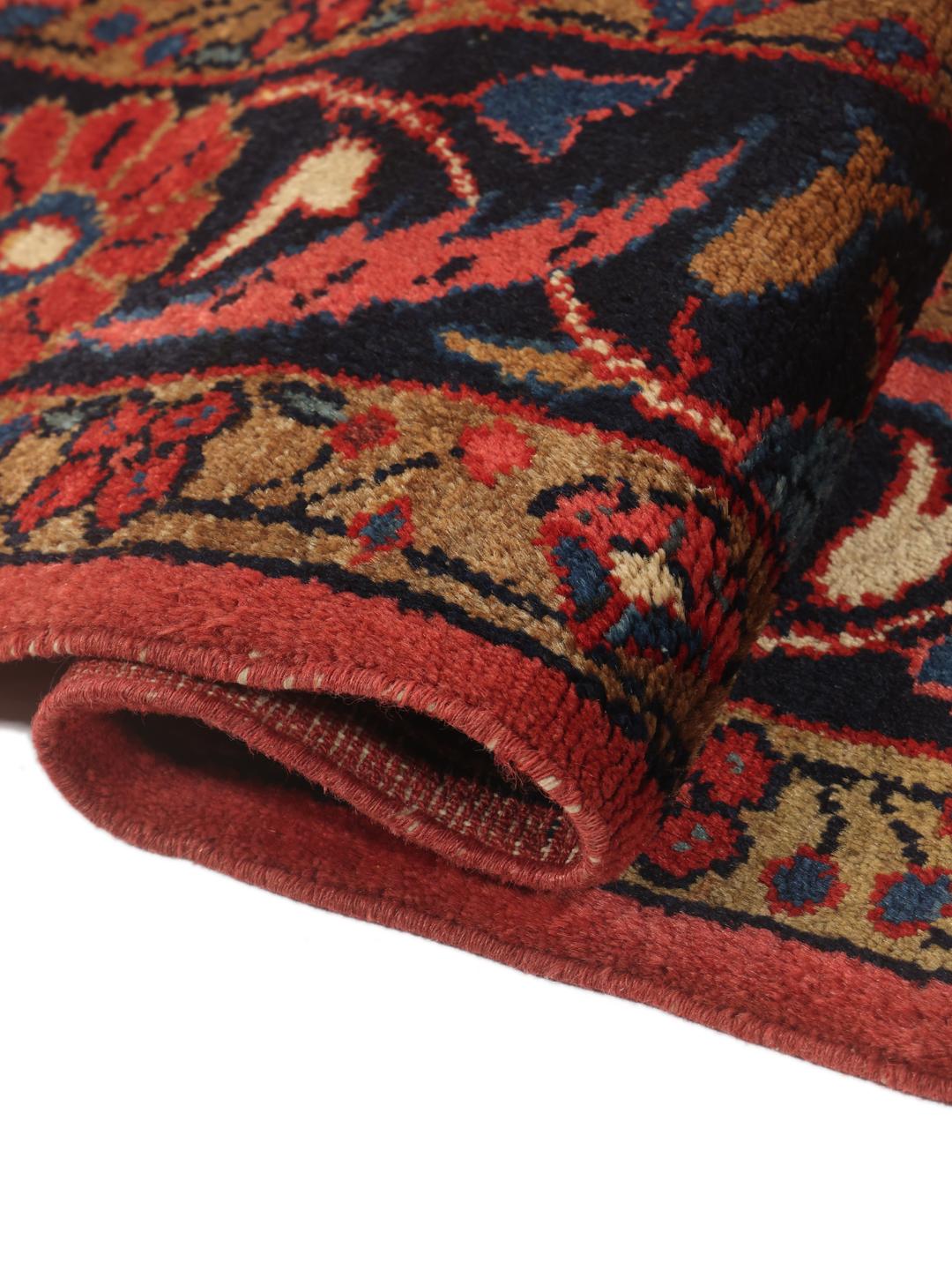 Tapis Mehraban noué à la main provenant du Moyen-Orient dans des tons de rouge et de bleu