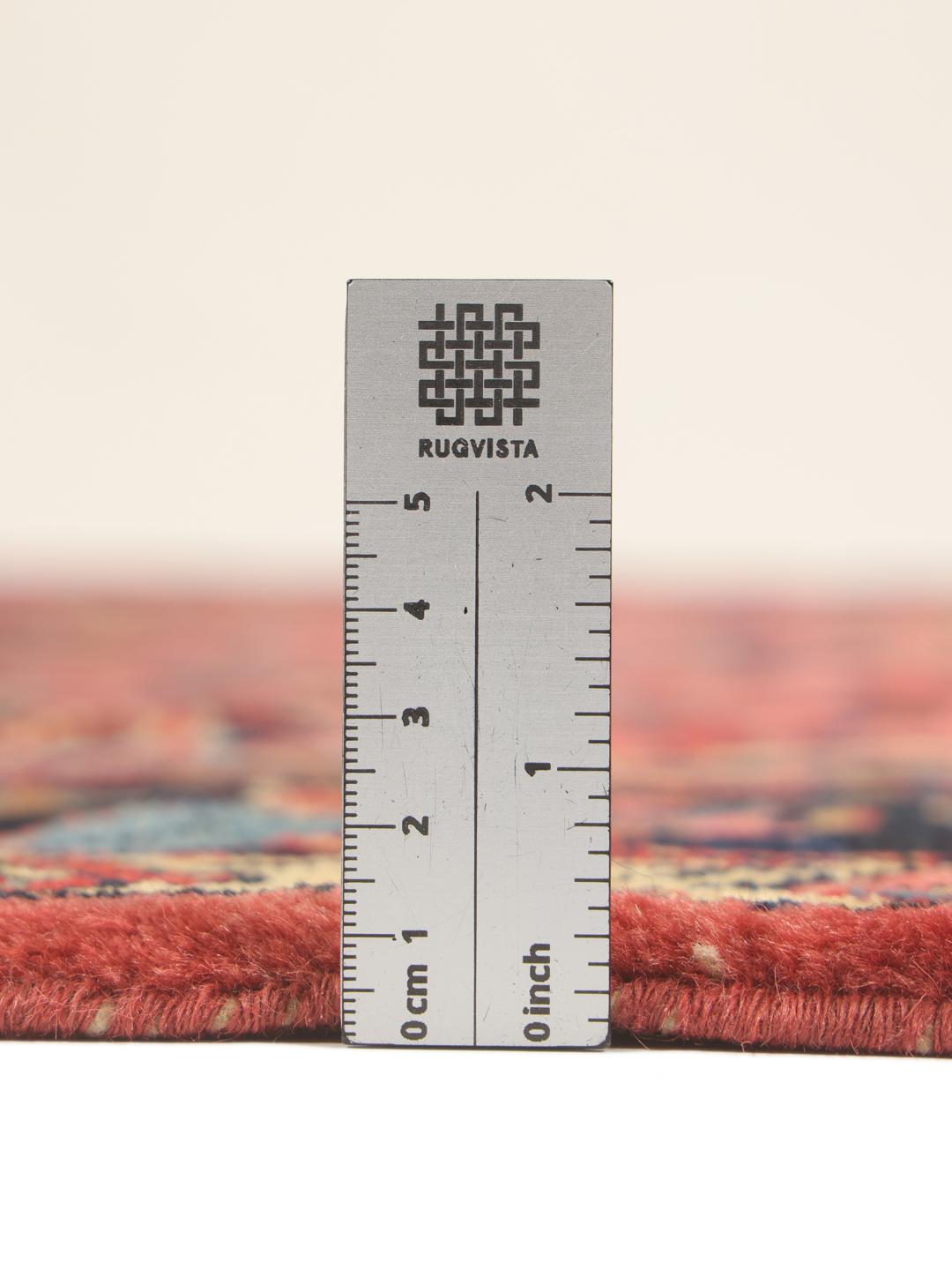 Tapis Mehraban noué à la main provenant du Moyen-Orient dans des tons de rouge et de bleu