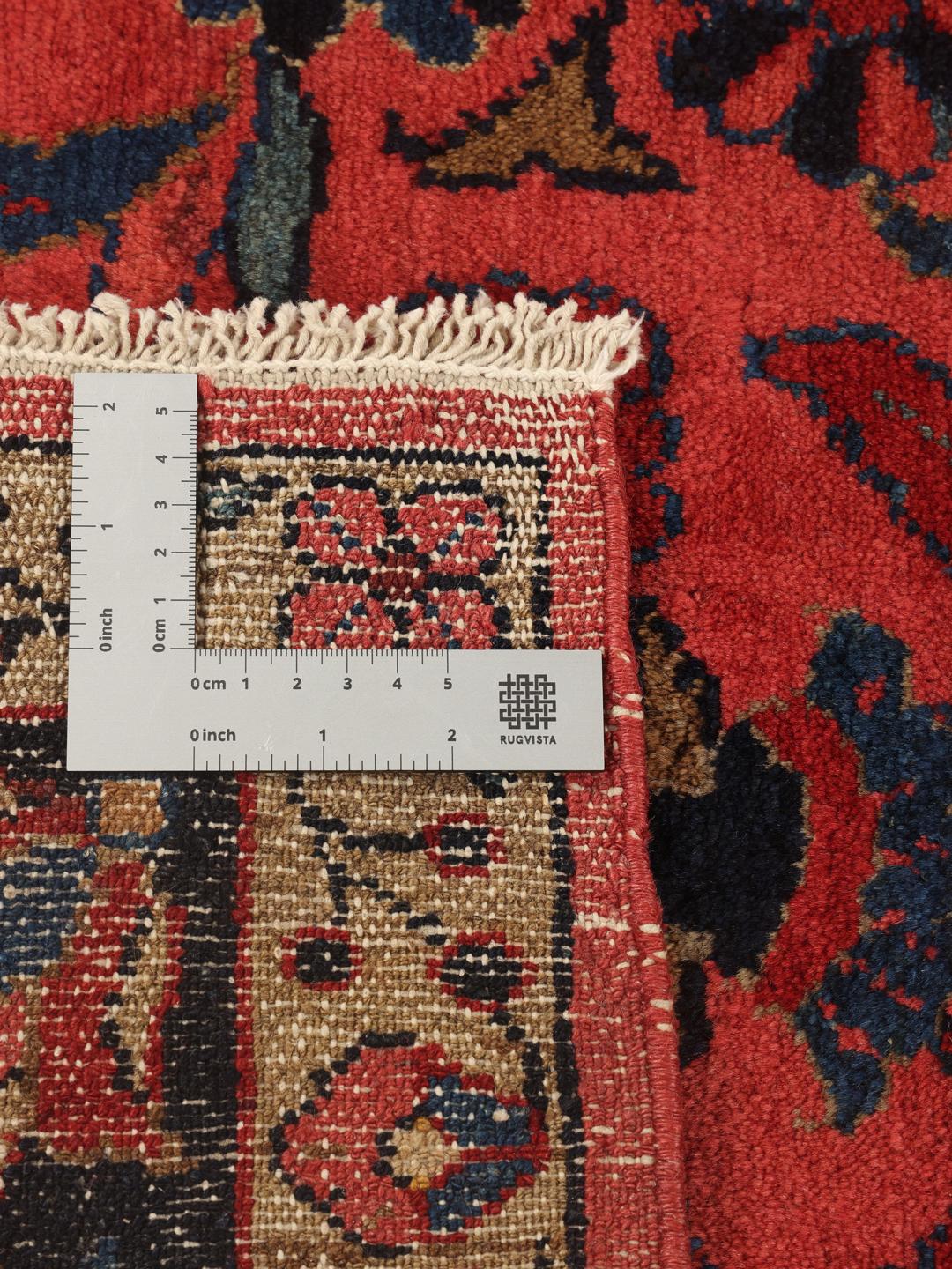 Tapis Mehraban noué à la main provenant du Moyen-Orient dans des tons de rouge et de bleu