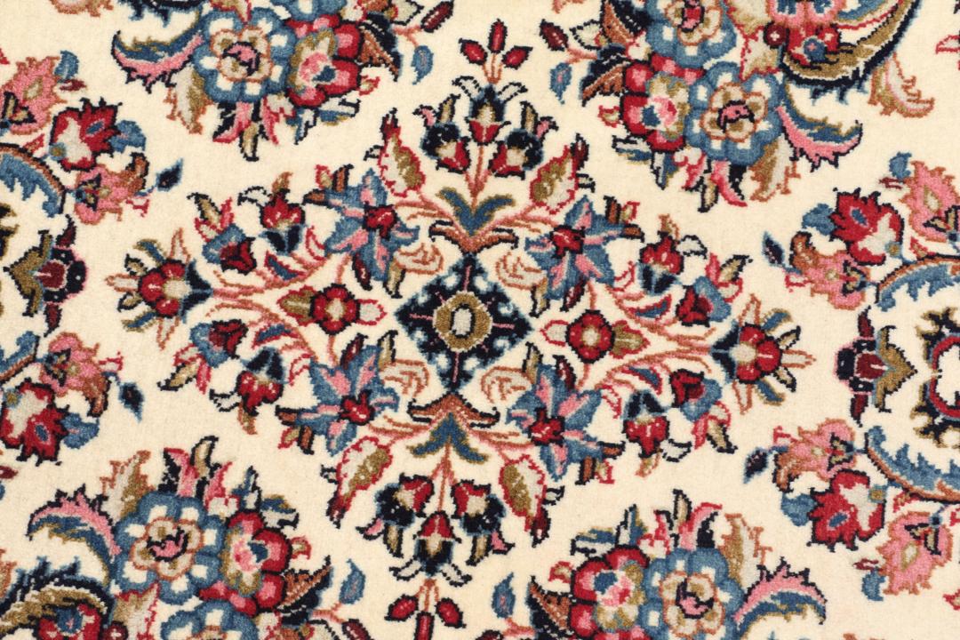 Et håndknyttet Sarouk-tæppe fra Mellemøsten med et blomstermønster i multicolor