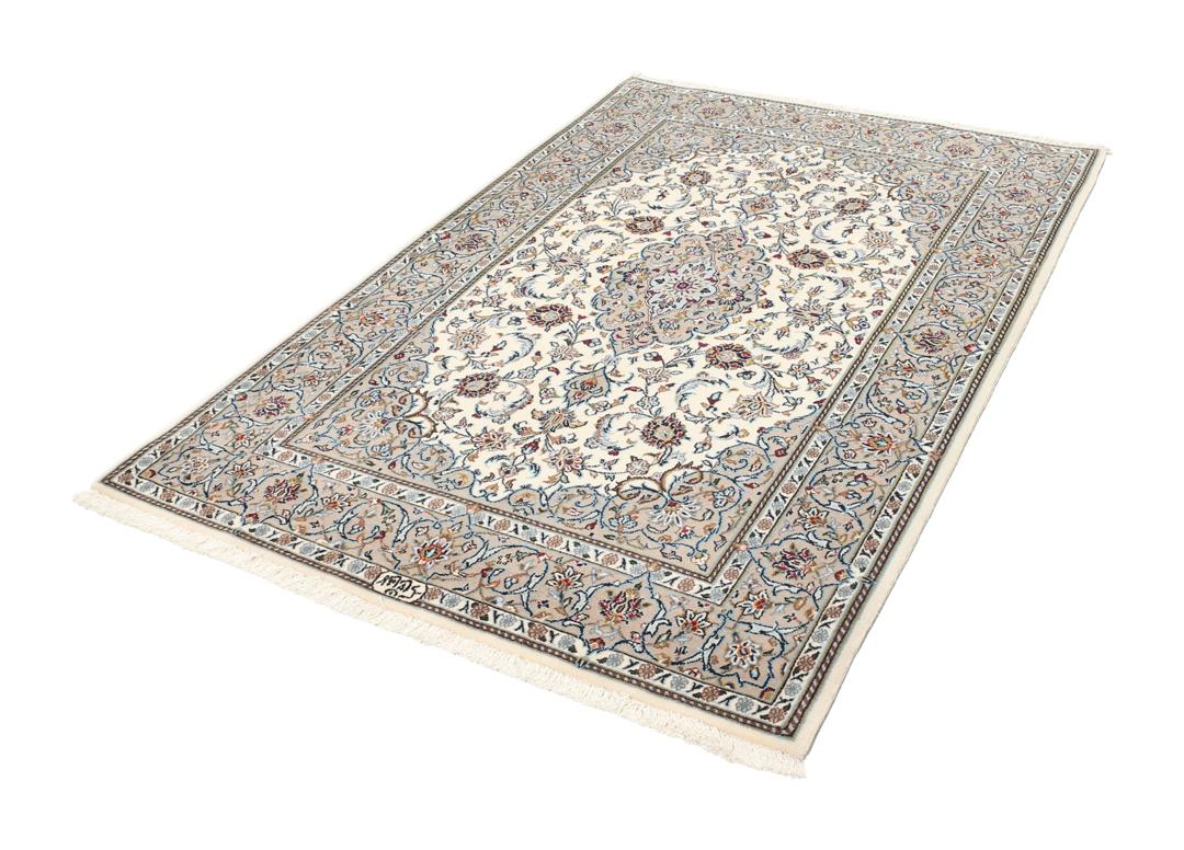 Un tapis Keshan noué main provenant du Moyen-Orient avec un médaillon floral beige et bleu.