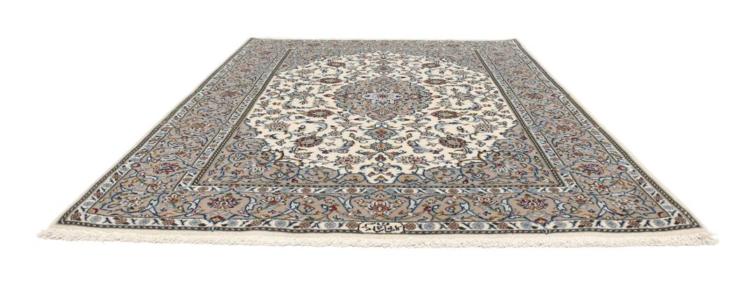 Un tapis Keshan noué main provenant du Moyen-Orient avec un médaillon floral beige et bleu.
