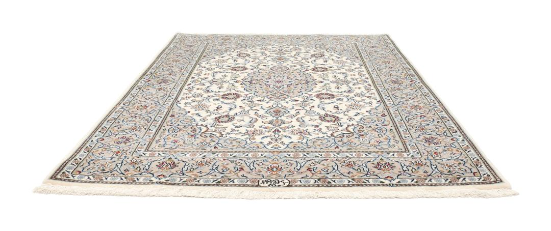 Un tapis Keshan noué main provenant du Moyen-Orient avec un médaillon floral beige et bleu.