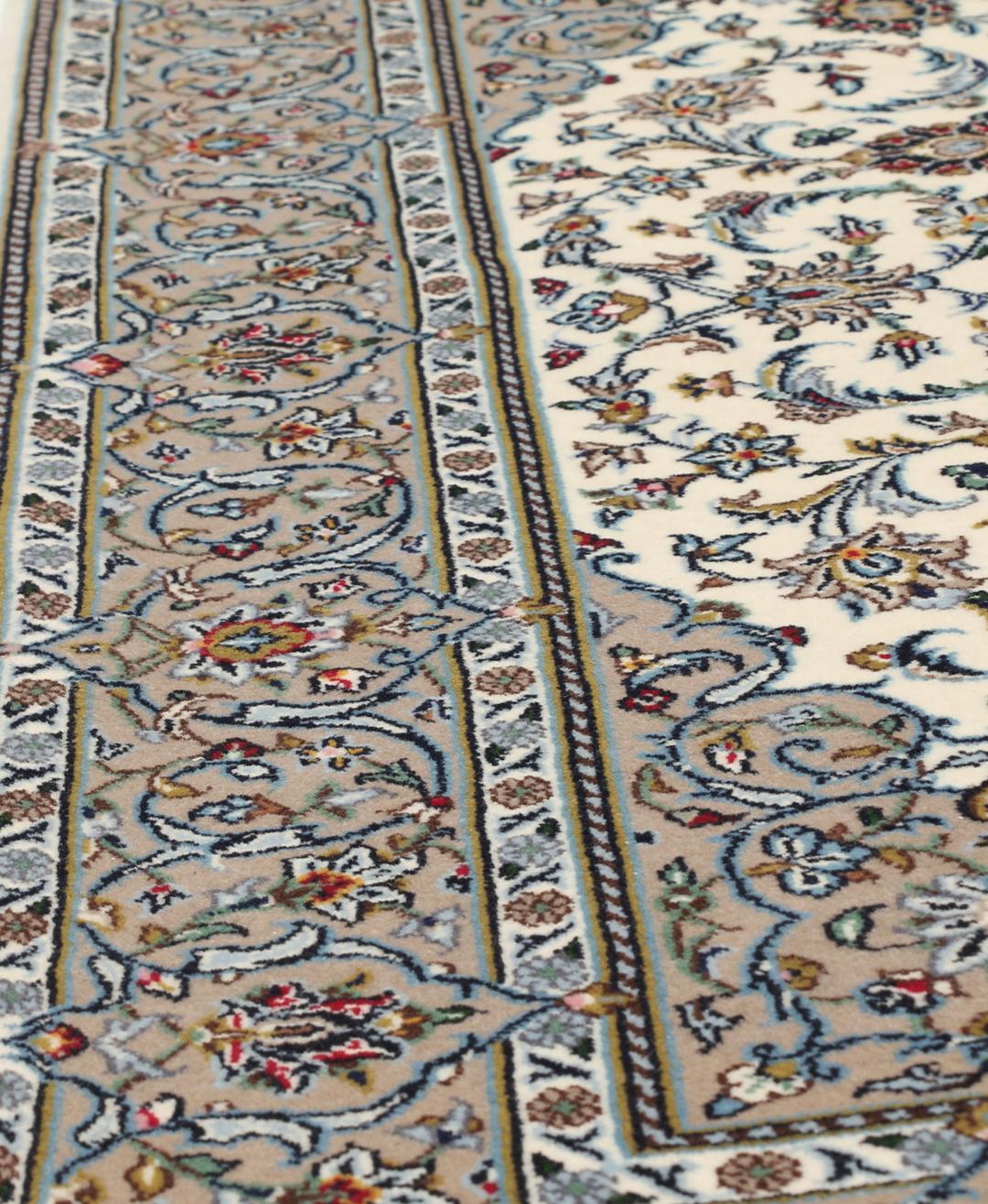 Un tapis Keshan noué main provenant du Moyen-Orient avec un médaillon floral beige et bleu.